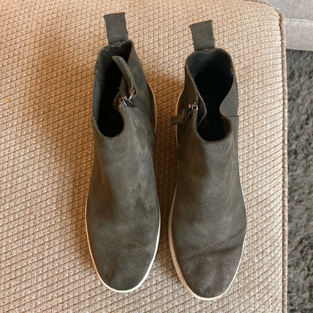 Toms Jamie suede olive booties